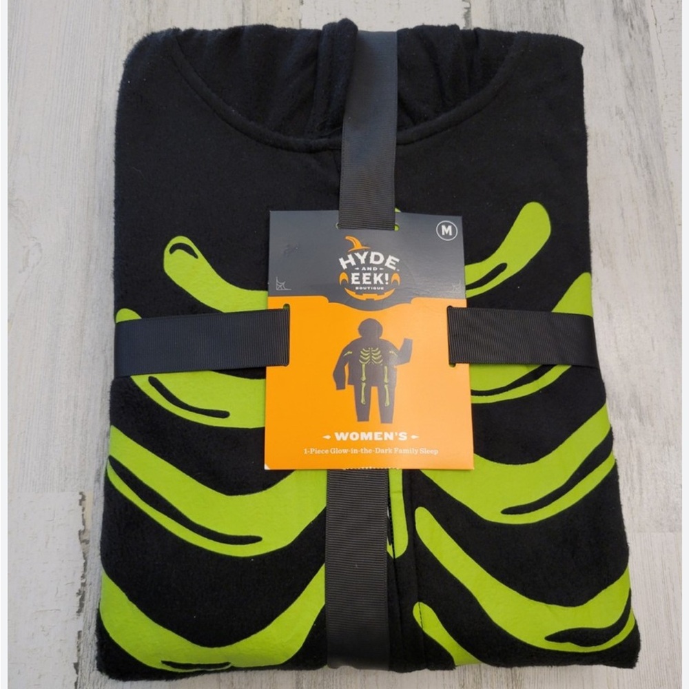 Skeleton Skull bones Glow in the Dark Women’s Medium one piece pajamas- NEW